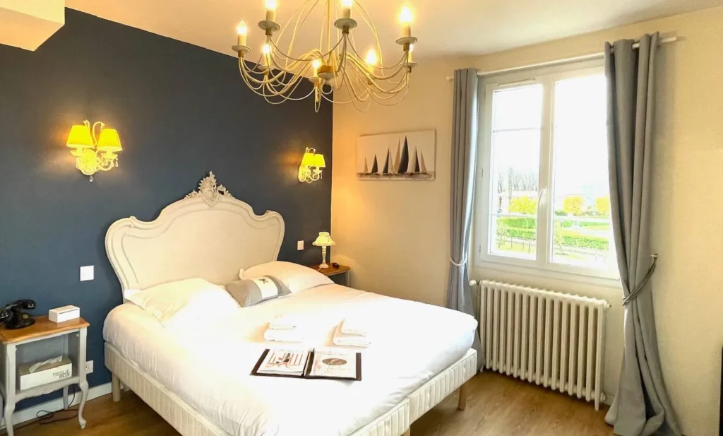 Elegant room at Villa les Mots Passants, with retro-romantic decor and garden views.
