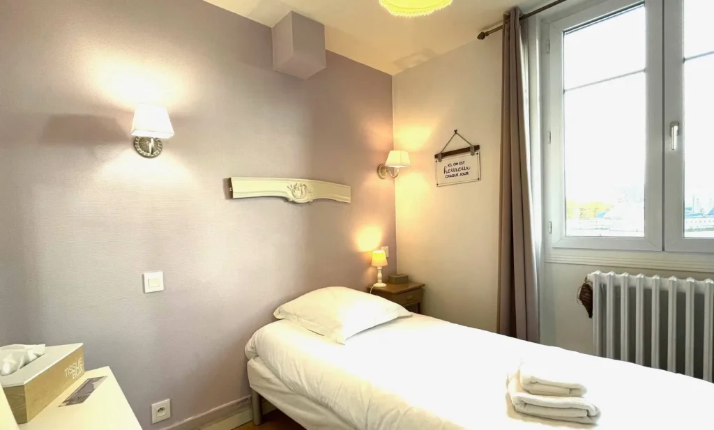 Bright room at Villa les Mots Passants, pastel decor and retro-romantic atmosphere, with a soothing view.